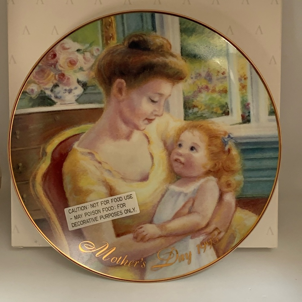 NOS Vintage AVON “A Mothers Love” Mother’s Day Plate 1995. Trimmed in 22K Gold.
